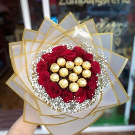Ramo de 12 rosas rojas, 13 chocolates Ferrero Rocher y follaje baby