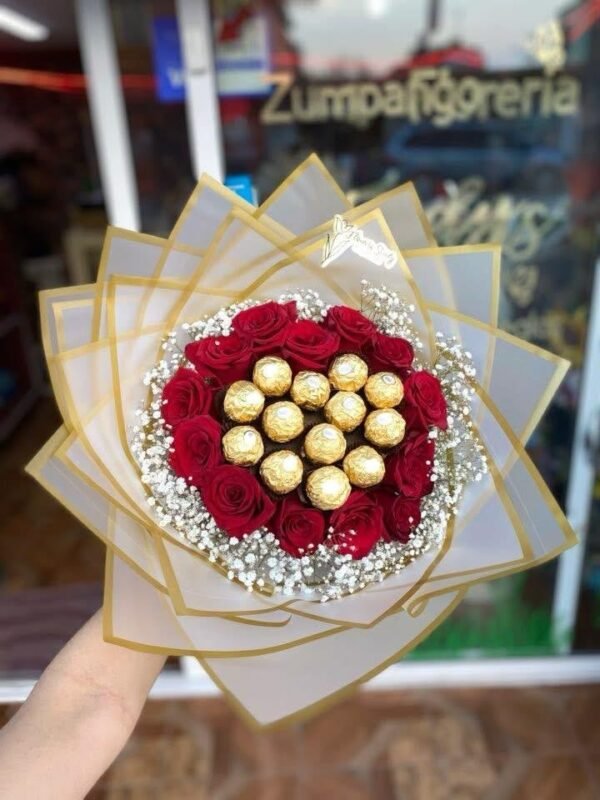Ramo de 12 rosas rojas, 13 chocolates Ferrero Rocher y follaje baby