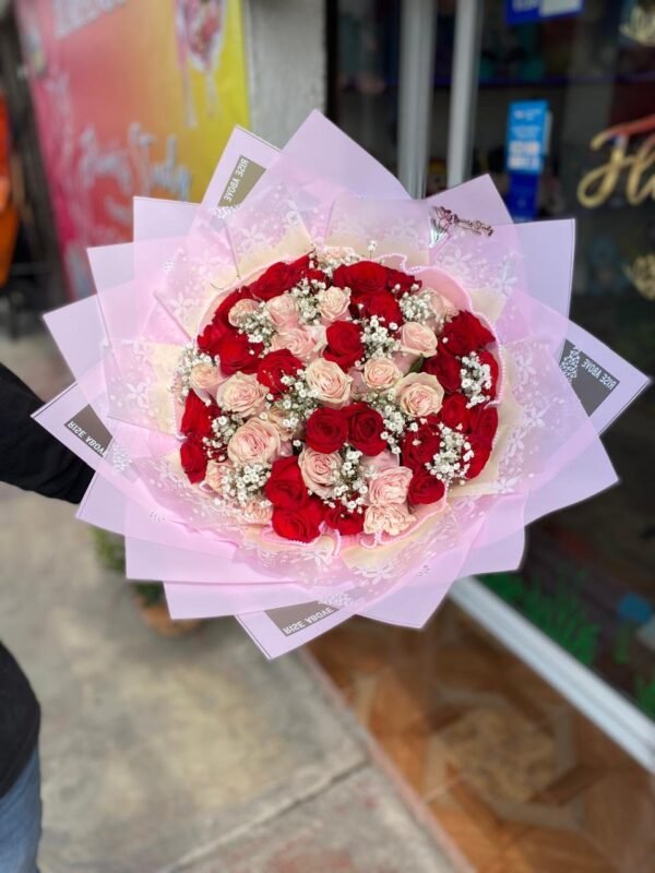 Ramo de 25 rosas rojas, 25 rosas color rosa y follaje baby