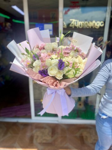 Ramo de 36 rosas blancas y follaje mixto en tonos lilas