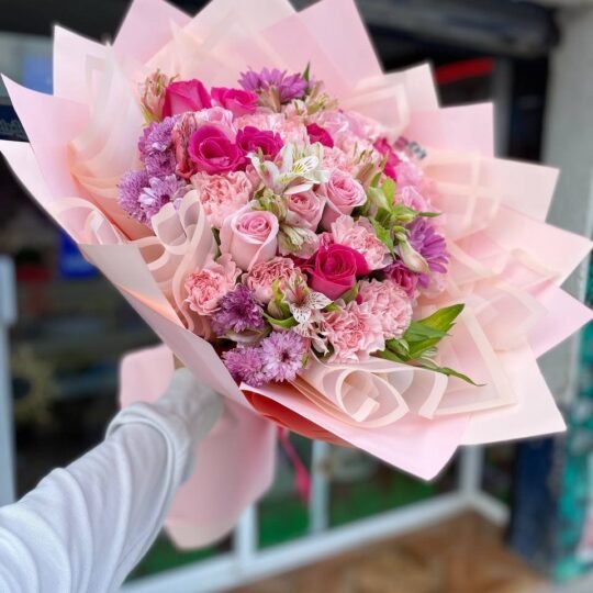 Ramo de 20 rosas color rosa, 20 claveles y follaje mixto