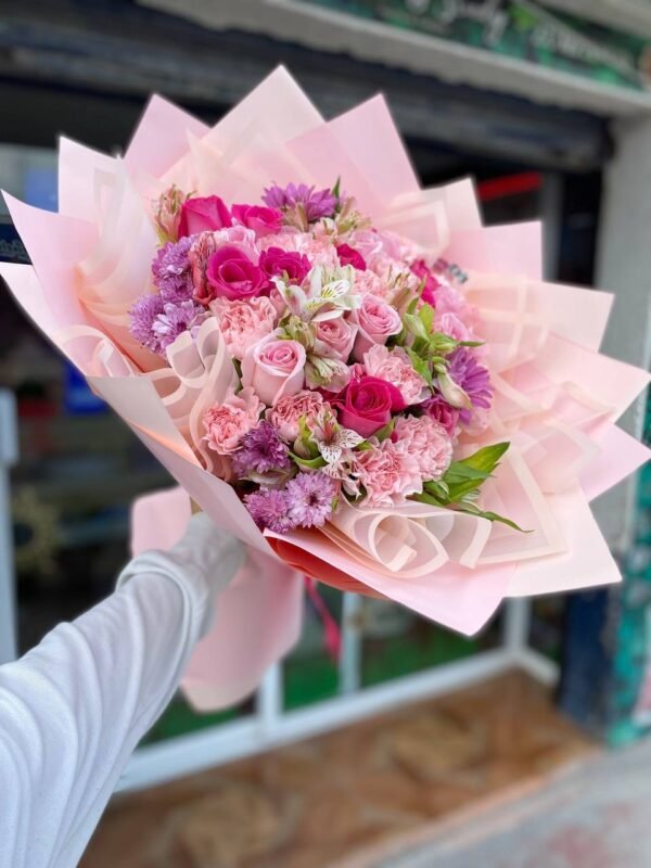 Ramo de 20 rosas color rosa, 20 claveles y follaje mixto