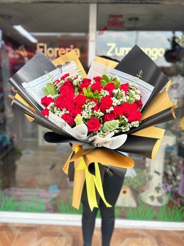 Ramo de 36 rosas rojas con follaje mixto