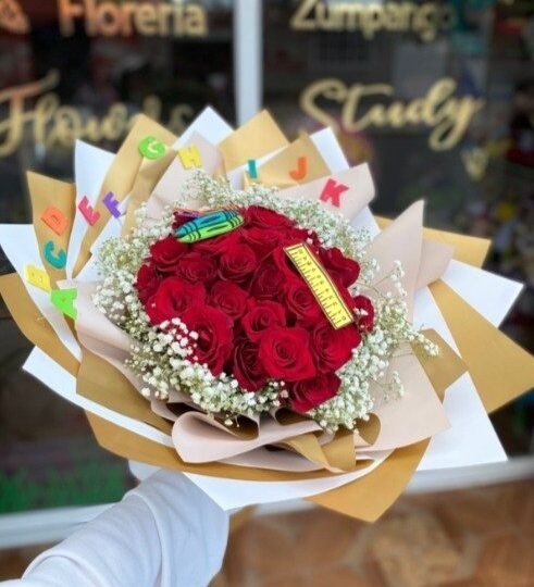 Ramo de 36 rosas rojas con follaje mixto y letras de colores