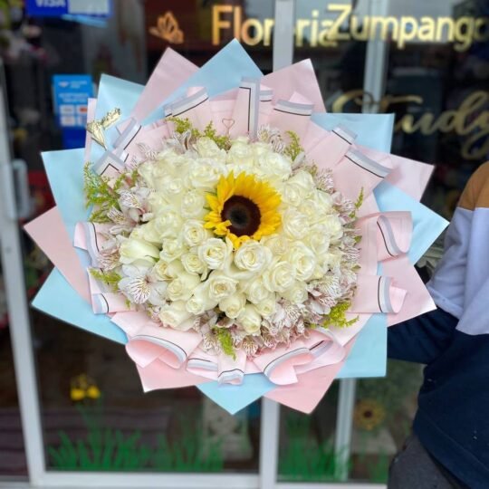 Ramo de 50 rosas blancas, 1 girasol y follaje