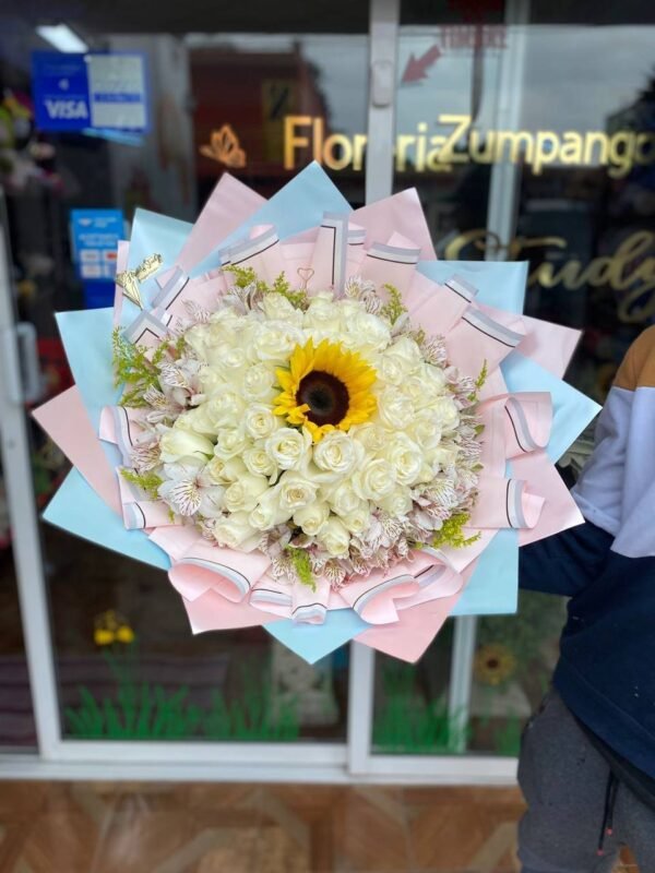 Ramo de 50 rosas blancas, 1 girasol y follaje