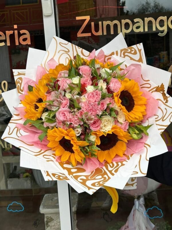 Ramo de 36 rosas en tonos pastel con 7 girasoles