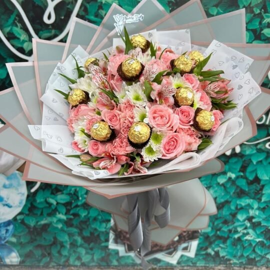 Ramo de 36 rosas en tonos pastel con 10 piezas de chocolate Ferrero Rocher