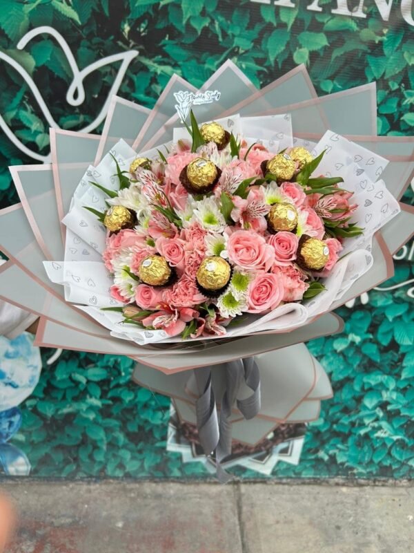 Ramo de 36 rosas en tonos pastel con 10 piezas de chocolate Ferrero Rocher