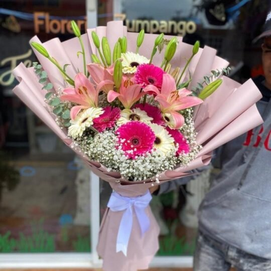 Ramo de 10 gerberas pastel, 5 lilis pastel y follaje mixto