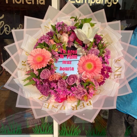 Ramo de espejo, 2 gerberas, 1 lili y 30 rosas lilas y follaje mixto