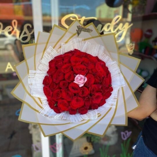 Ramo de 49 rosas rojas y 1 rosa color rosa, con listón personalizado enrollado en la rosa