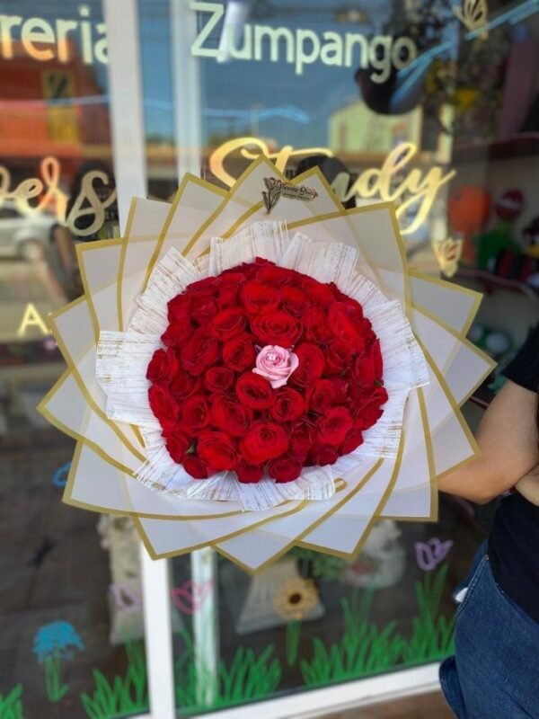 Ramo de 49 rosas rojas y 1 rosa color rosa, con listón personalizado enrollado en la rosa