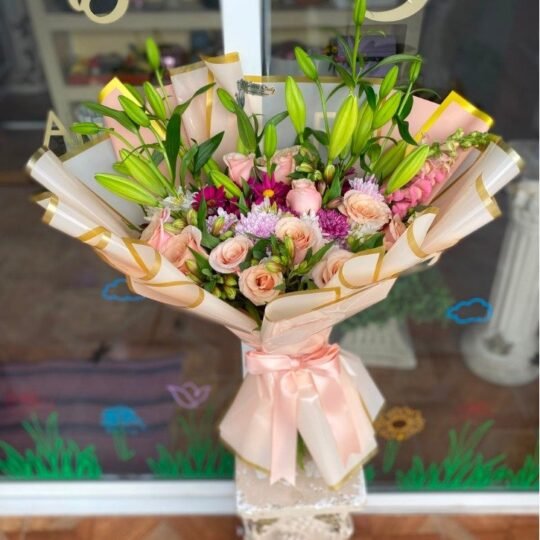 Ramo de 6 lilis pastel y 12 rosas pastel y follaje mixto