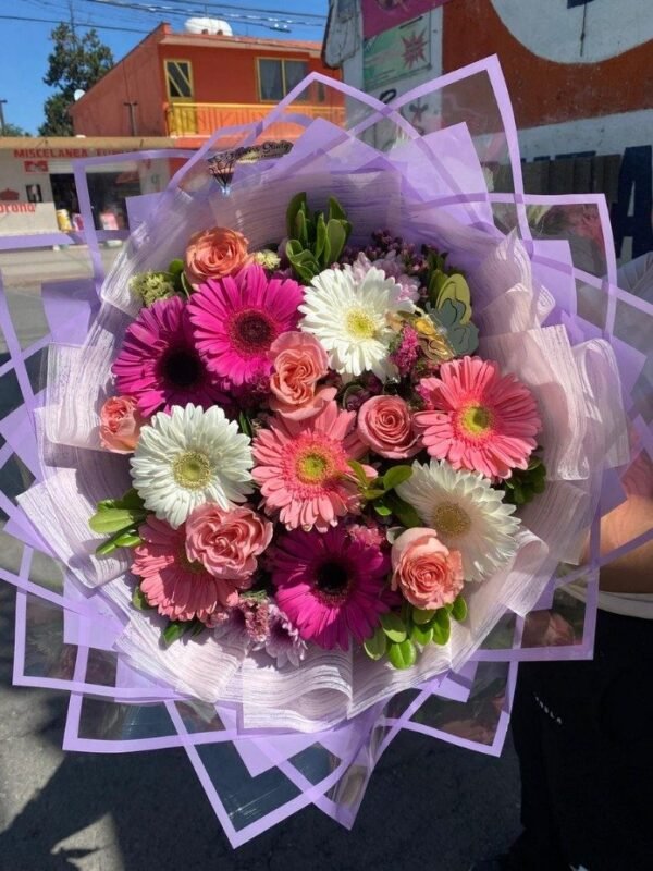 Ramo de 10 gerberas pastel, 6 rosas color rosa y follaje mixto