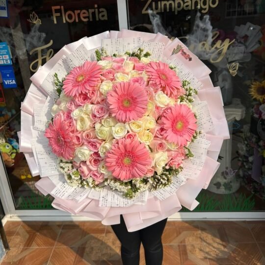 Ramo de 100 rosas blancas con rosa y 6 gerberas rosas