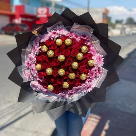 Ramo de 50 rosas y 16 piezas de chocolate Ferrero Rocher, follajes lilas
