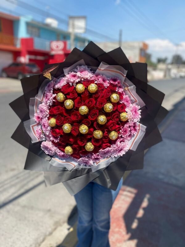 Ramo de 50 rosas y 16 piezas de chocolate Ferrero Rocher, follajes lilas