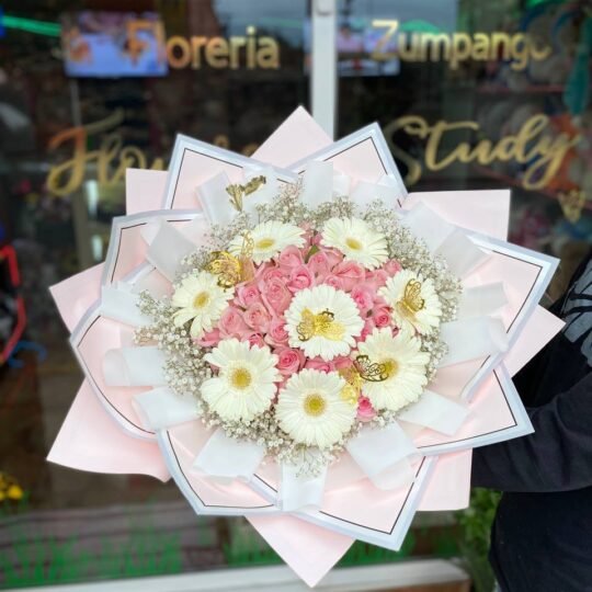 Ramo de 50 rosas color rosa, 8 gerberas blancas y follaje baby y mariposas