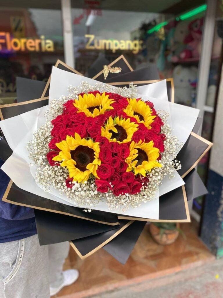 Ramo de 50 rosas rojas, 5 girasoles y follaje baby