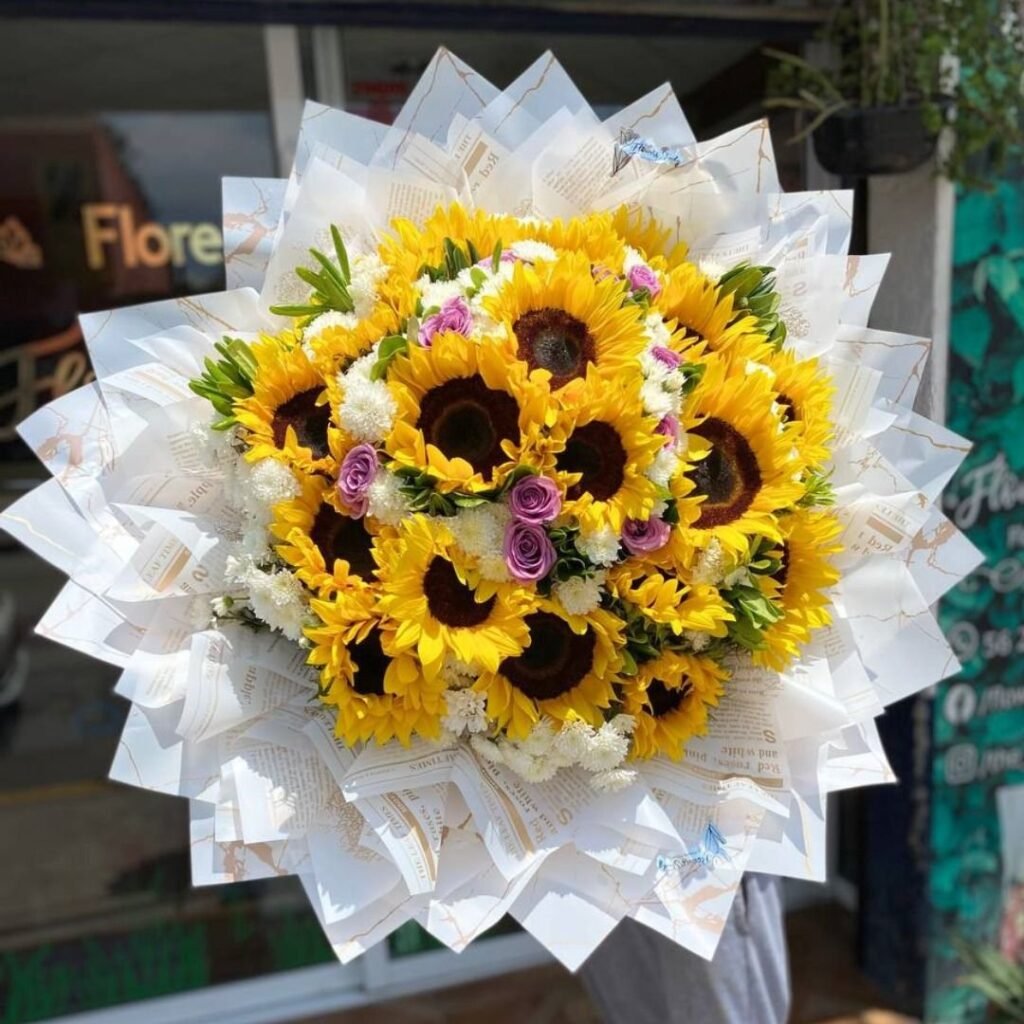 Ramo de 20 girasoles, 12 rosas lilas y follaje mixto