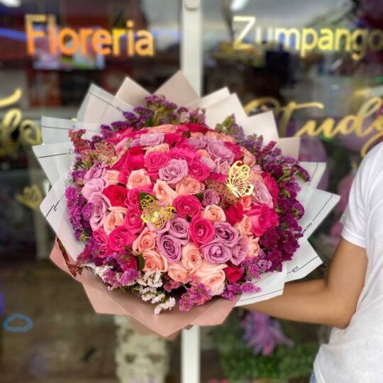 Ramo de 100 rosas en tonos lilas, fucsias y rosas y follaje de estate