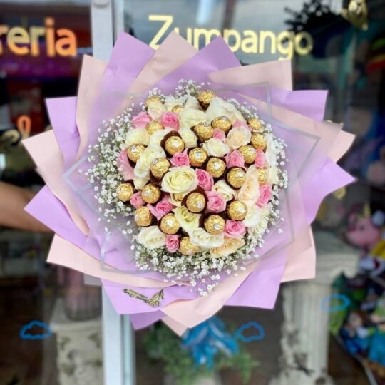 Ramo de 50 rosas en tonos pastel, 24 chocolates Ferrero Rocher y follaje baby