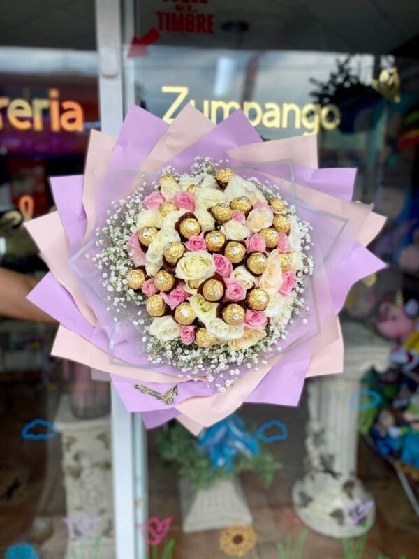 Ramo de 50 rosas en tonos pastel, 24 chocolates Ferrero Rocher y follaje baby