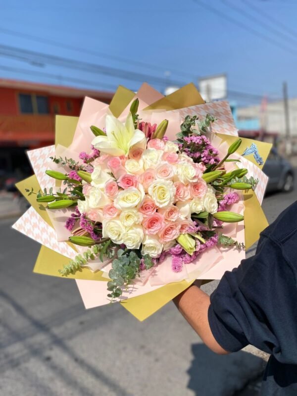 Ramo de 25 rosas color rosa, 25 rosas blancas. 5 lilis pastel y follaje mixto