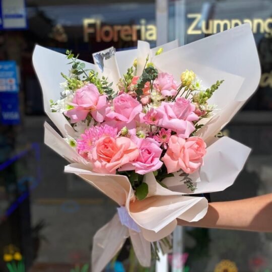 Ramo de 8 rosas color rosa con follaje mixto
