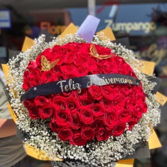 Ramo de 100 rosas rojas y follaje baby, mariposas y listón