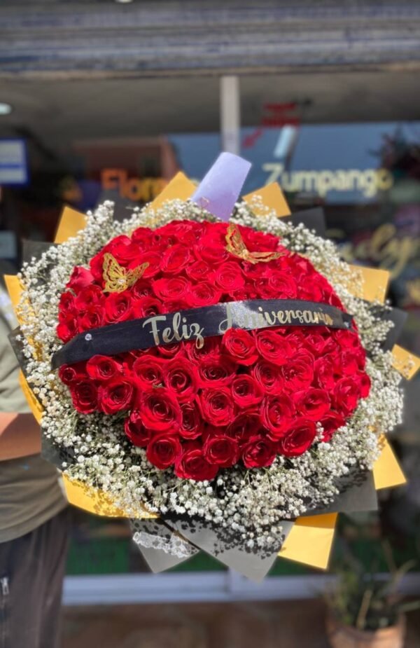 Ramo de 100 rosas rojas y follaje baby, mariposas y listón