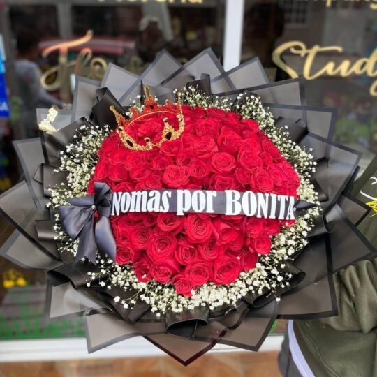 Ramo de 100 rosas rojas y follaje baby, corona y listón con moño