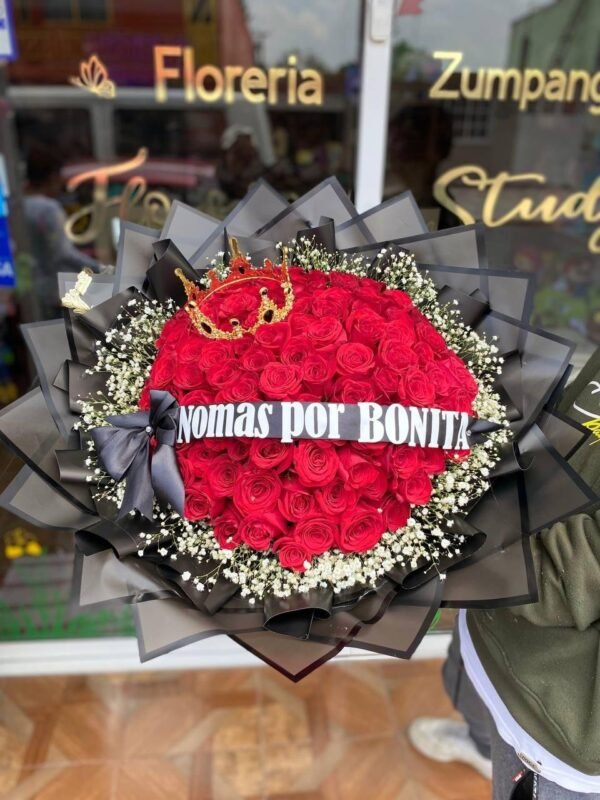 Ramo de 100 rosas rojas y follaje baby, corona y listón con moño