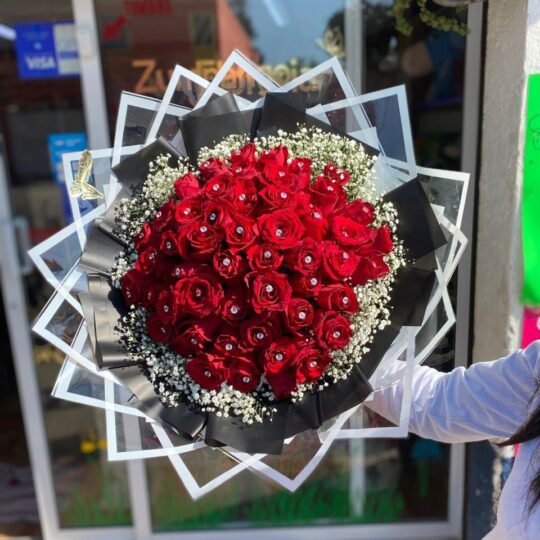 Ramo de 50 rosas rojas y follaje baby y diamantes