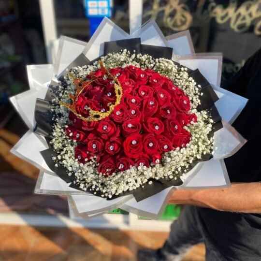 Ramo de 50 rosas rojas y follaje baby, corona y diamantes