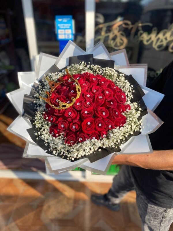 Ramo de 50 rosas rojas y follaje baby, corona y diamantes