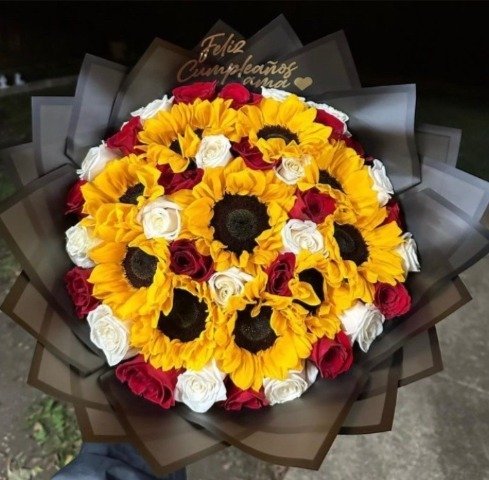 Ramo de 100 rosas rojas y blancas, 10 girasoles y follaje