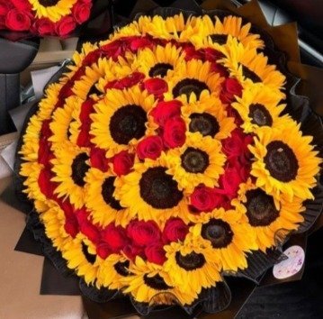 Ramo de 50 rosas rojas, 30 girasoles y follajes