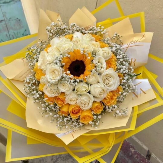 Ramo de 50 rosas en tonos blancos y amarillos, 1 girasol y follaje baby