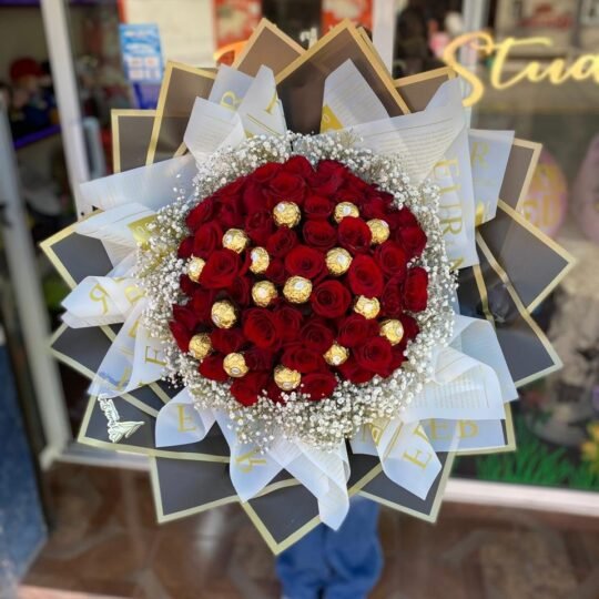 Ramo de 50 rosas rojas, 16 chocolates Ferrero Rocher y follaje baby