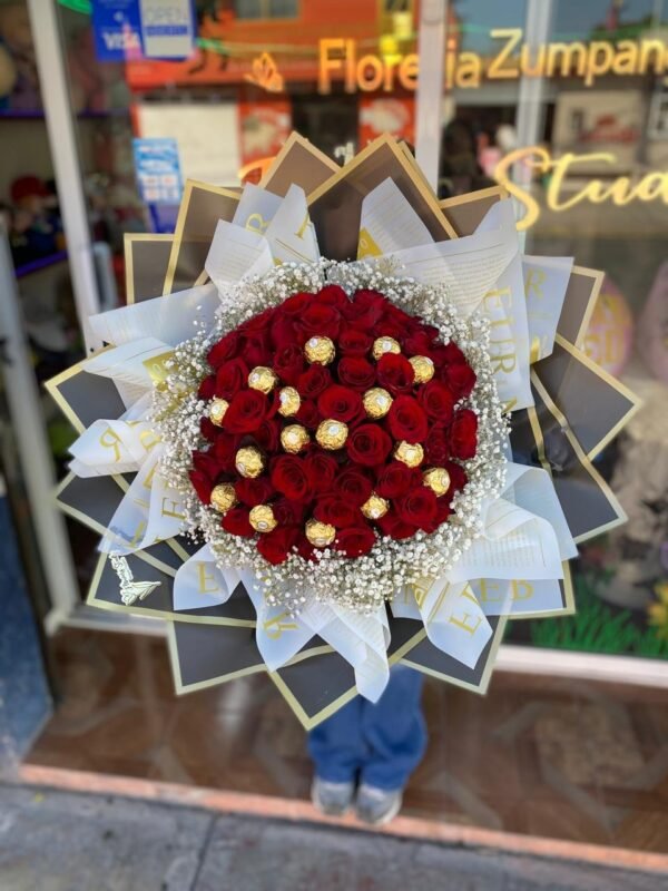 Ramo de 50 rosas rojas, 16 chocolates Ferrero Rocher y follaje baby