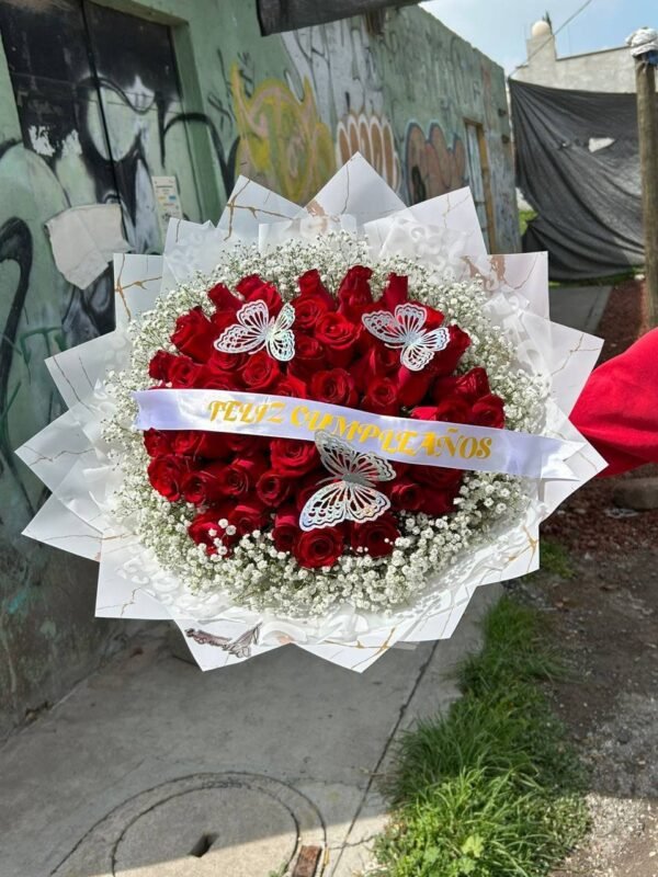 Ramo de 60 rosas rojas y follaje baby, mariposas y listón