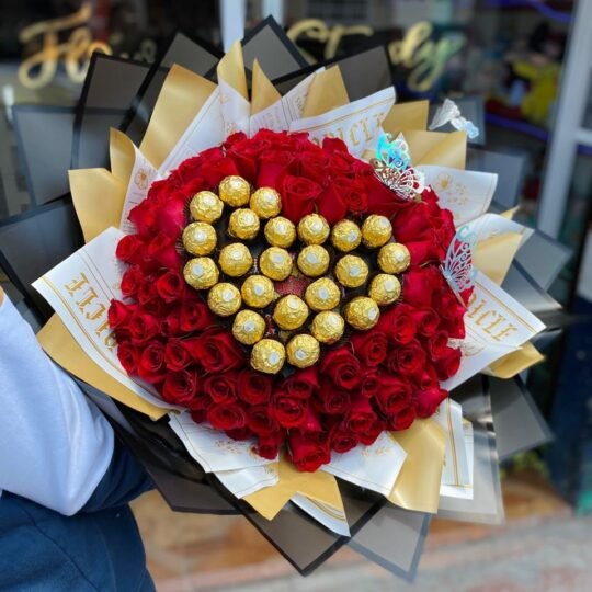 Ramo de 50 rosas rojas, 25 Ferrero Rocher y mariposas